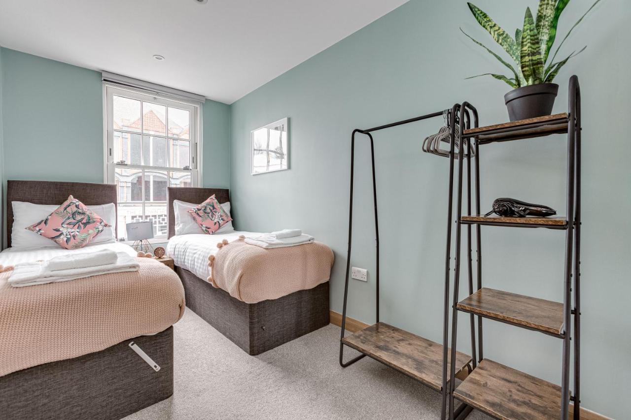 Homely 2 Beds Apt Up To 5 Guests-Wifi By Tent Serviced Apartments Chertsey Ngoại thất bức ảnh