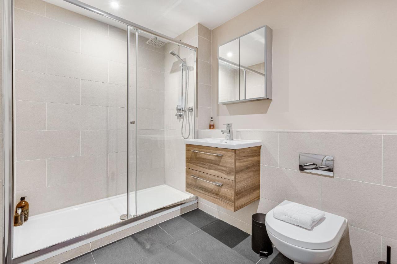 Homely 2 Beds Apt Up To 5 Guests-Wifi By Tent Serviced Apartments Chertsey Ngoại thất bức ảnh